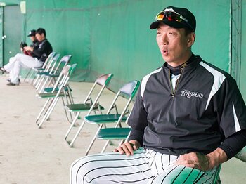 プチ鹿島、3月のスポーツ新聞時評。「野球だけ」の明るい記事が読みたい！＜Number Web＞ photograph by Nanae Suzuki