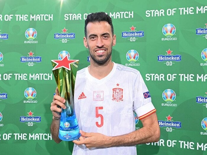 シャビも「史上最高」と絶賛…ブスケッツの“スゴい中盤のヘソ”ぶり　過小評価されがちも仲間内では信頼と称賛の嵐＜Number Web＞ photograph by Getty Images