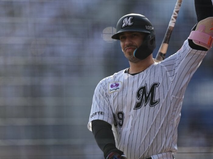 ロッテ主砲が「ソト先生」と呼ばれる理由は？ 38歳の荻野、エース小島まで「野球理論が本当にヤバい」「日本語が上手すぎる」“信者”が続々と…＜Number Web＞ photograph by Chiba Lotte Marines