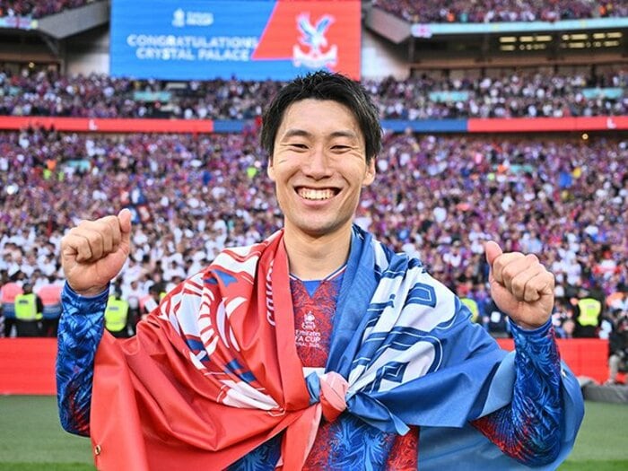 “人種差別的暴言と酷評”を浴びた鎌田大地が英国人記者にポツリ「死の淵から生還、得意なので」クラブ初タイトルで評価一変…今夏去就は？＜Number Web＞ photograph by Sebastian Frej/Getty Images