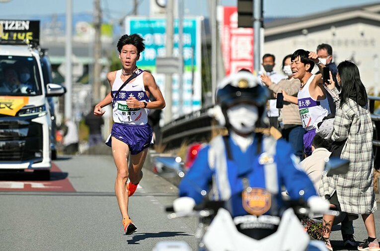 エース田澤廉を擁し、出雲駅伝、全日本大学駅伝を勝利した駒澤大。沿道にいる“そっくりさん”の声援も受け、田澤は全日本の7区で区間新記録を樹立 ／ photograph by JIJI PRESS