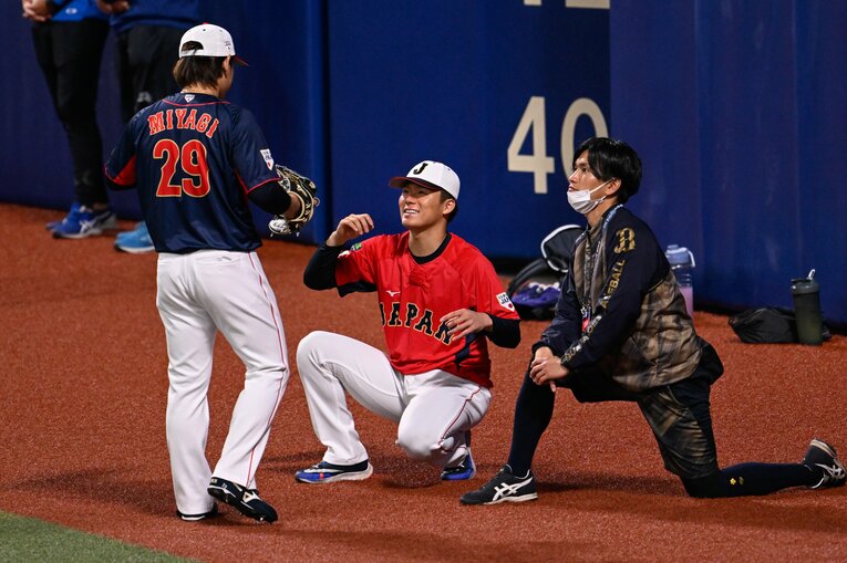 宮城に優しく話しかける山本由伸©︎Nanae Suzuki