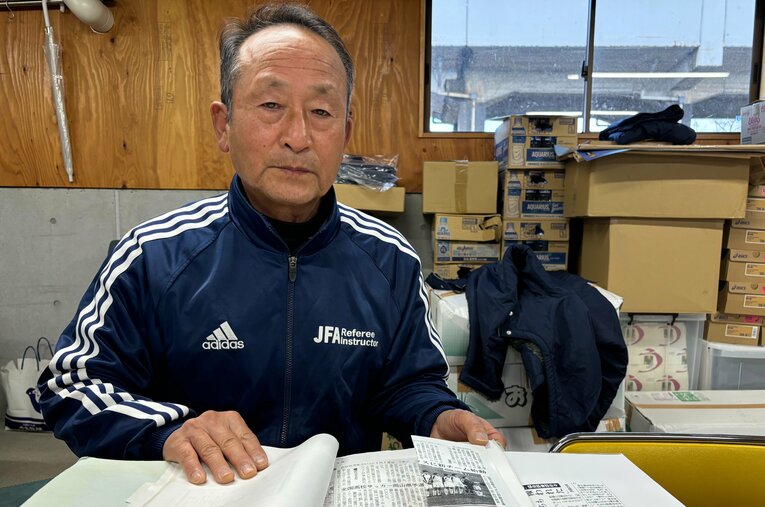 22年前の資料を手に、のちに「誤審」と認められた作陽vs水島工業戦を振り返った青木隆さん（66歳） ／ photograph by Takahito Ando