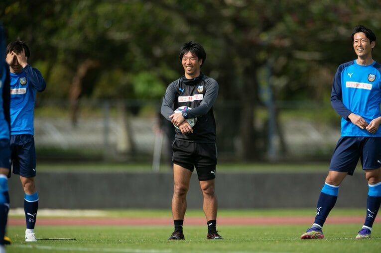 練習中も笑顔の吉田勇樹コーチ　©KAWASAKI FRONTALE