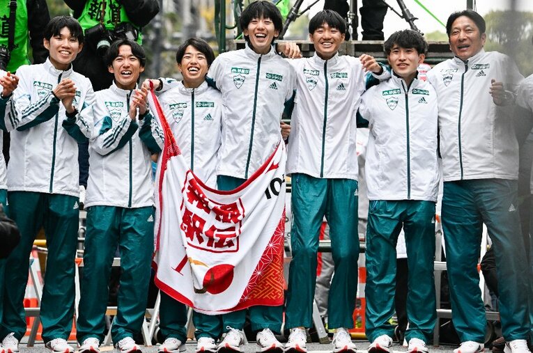 原晋監督とも並んで肩を組む青学大の4年生。青学大や駒澤大、箱根駅伝で上位の強豪校の選手たちはその後、どのような道を歩むのか　©Nanae Suzuki