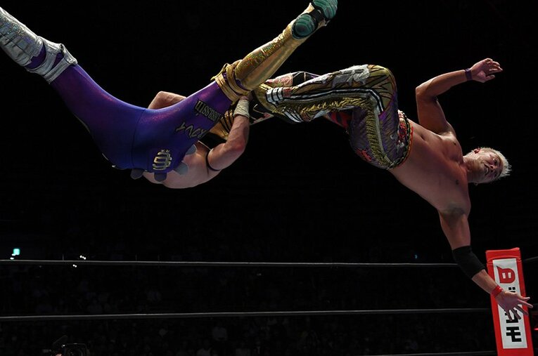 打点の高い華麗なる攻撃技の数々が、オカダの持ち味だ。 ／ photograph by Essei Hara