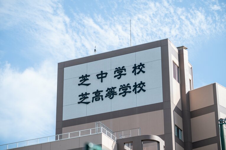 高層ビルが立ち並ぶ港区ド真ん中にある芝高校。土のグラウンドはなく、ゴム製の校庭を他の部活と共有で使用　©Nanae Suzuki