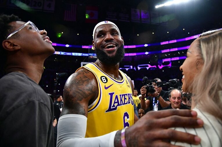 歴代最多得点を更新したレブロン・ジェームズ（38歳）。家族や大観衆に囲まれた中で、偉業を成し遂げた ／ photograph by USA TODAY Sports/Reuters/AFLO