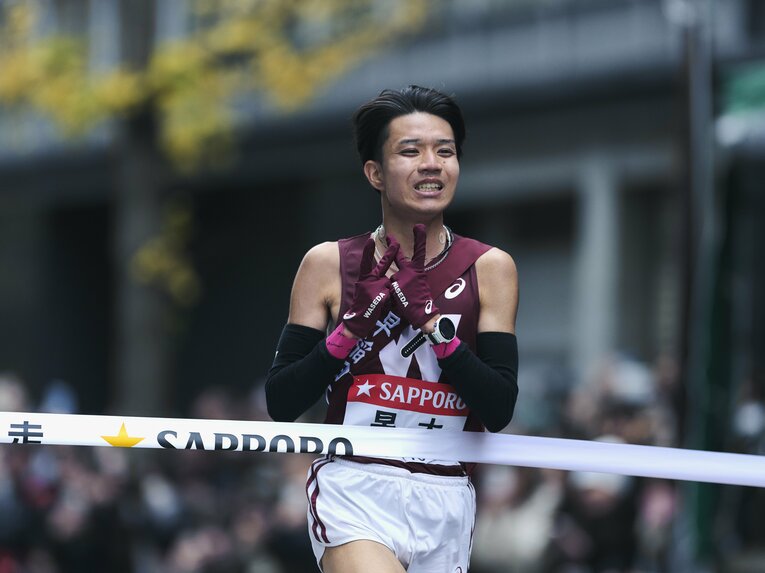 3年時の箱根駅伝でも10区を走り「W」マークでゴール。区間5位の好走だった　©Yuki Suenaga