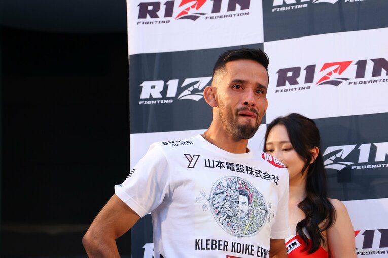 6月23日、涙を流しながら公開計量の場に現れたクレベル・コイケ　©RIZIN FF