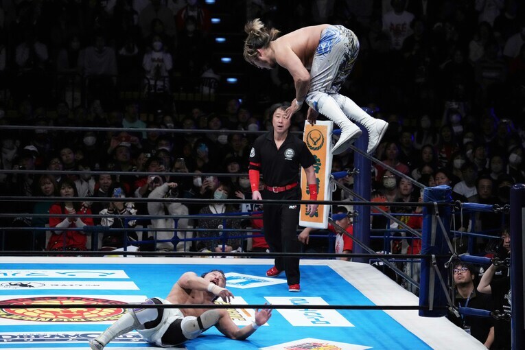 ハイフライフローを放つ棚橋弘至だが後藤洋央紀にかわされる　©Essei Hara