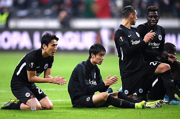 フランクフルトで主力の鎌田大地（中央）と長谷部誠。昨季準決勝まで進んだELで今季も躍進 なるか。 ／ photograph by Getty Images