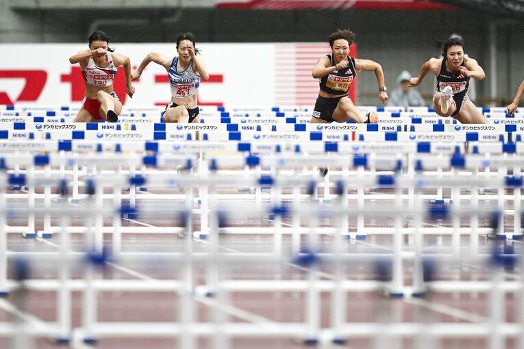 6月の日本選手権は雨中の決勝で12秒台ハードラーの三つ巴の争いに。準決勝で標準記録を破った福部真子（日本建設工業、右）が快勝　©Asami Enomoto