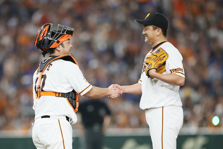 阿部慎之助と澤村拓一バッテリー。マウンドに駆け寄った阿部が…（3枚目／2019年9月、阿部慎之助の「本拠地最終戦」）　©JIJI PRESS