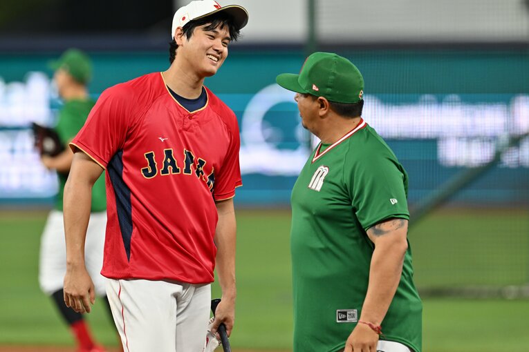 メキシコ戦前、声をかけられる大谷　©Naoya Sanuki