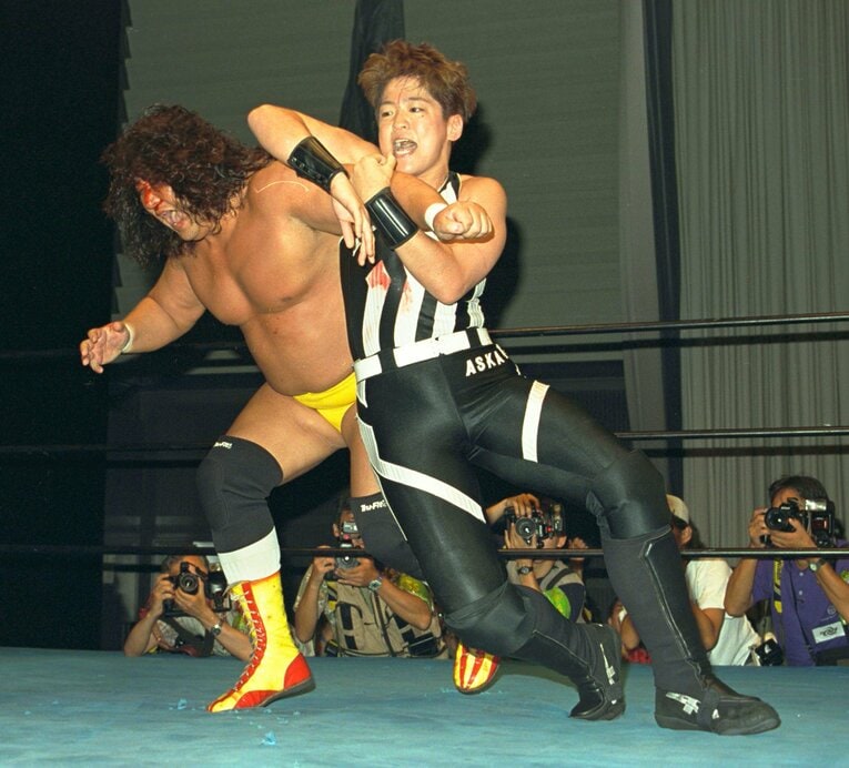 1997年には、史上初となる“男女シングルマッチ”を冬木弘道と行った　©東京スポーツ新聞社