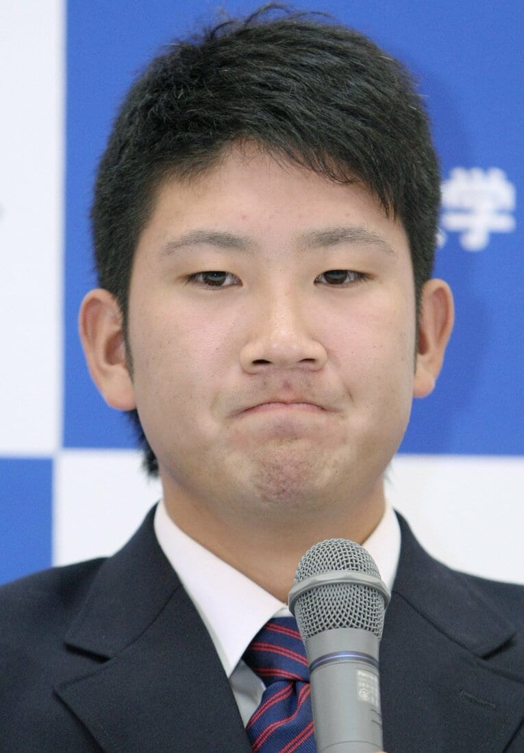 2011年ドラフト会議。日本ハムの強行指名を受け、憮然とする菅野　©JIJI PRESS