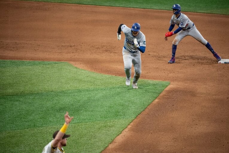 慌てて帰塁するも…まさかの走塁ミス（連続写真）　©Nanae Suzuki