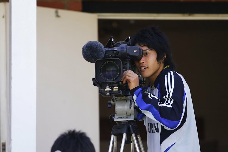 練習の合間、報道陣のカメラを操る内田 ／ photograph by AFLO