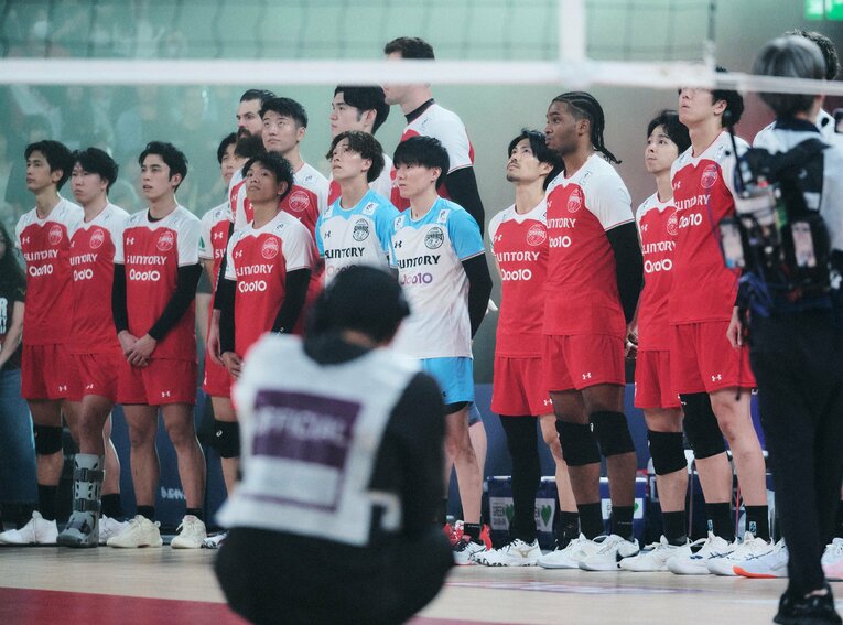 SVリーグ開幕を前に、ペルージャと親善試合を戦ったサントリーサンバーズ大阪。今大会限りのオリジナルユニフォームを着用した　©︎Yuki Suenaga