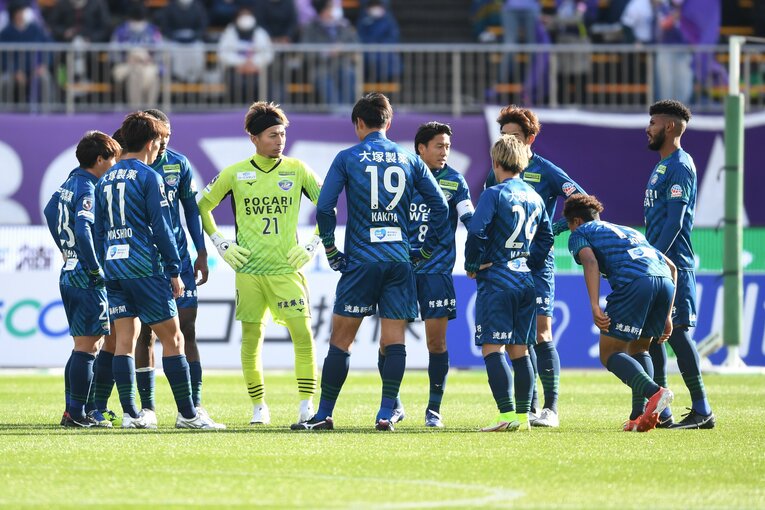 最終節の広島戦、2点目を失って円陣を組んだ徳島イレブン。前向きな言葉をかけあったが、逆転勝利には至らなかった