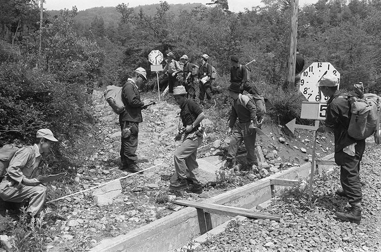 東京農大ワンダーフォーゲル部のしごき事件で現場検証する係官たち ／ photograph by JIJI PRESS