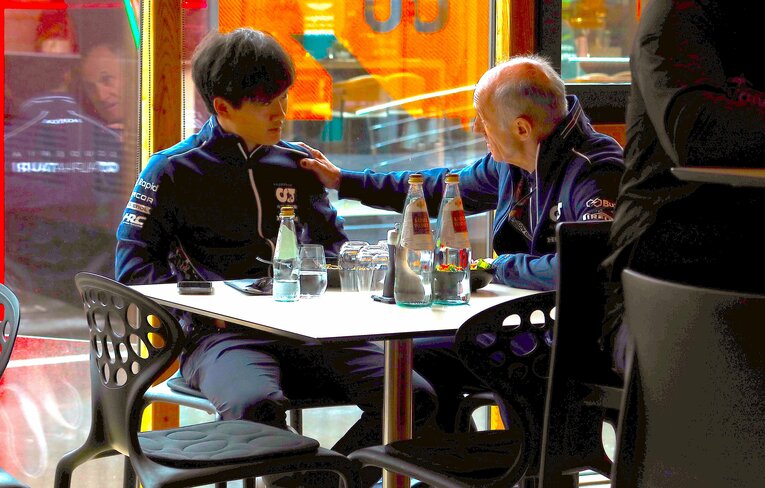 ベルギーGPのパドックでトスト代表と真剣な表情で話し込む角田　©Masahiro Owari