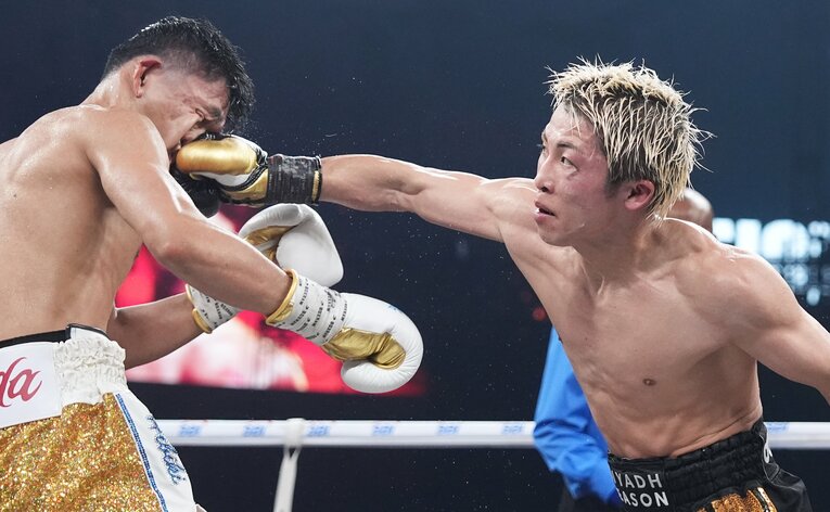 11ラウンド、井上尚弥「右のダブル」が直撃した瞬間の連続写真（1枚目）【スワイプするとその他の写真もご覧になれます】©Naoki Fukuda