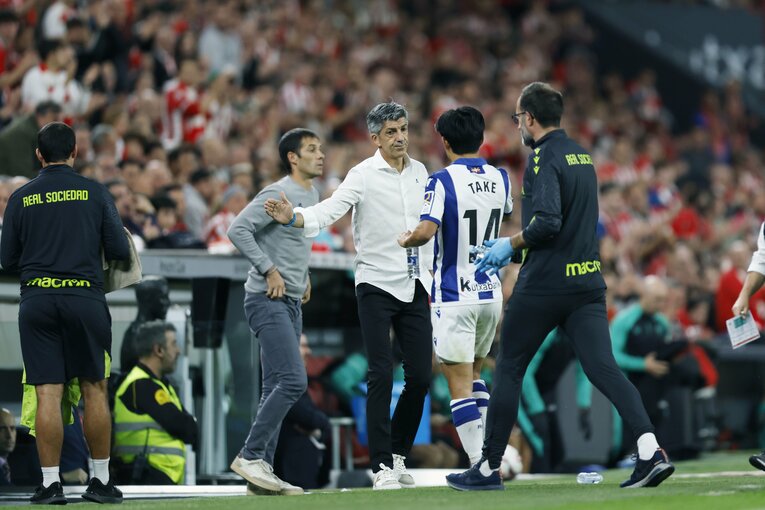 交代時、イマノル監督と　©Daisuke Nakashima