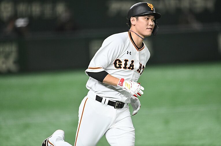 今季2000本安打を達成し、球界に名を残すバッターへと成長した坂本勇人。高校時代はヤンチャだったと金沢監督は振り返る ／ photograph by Nanae Suzuki