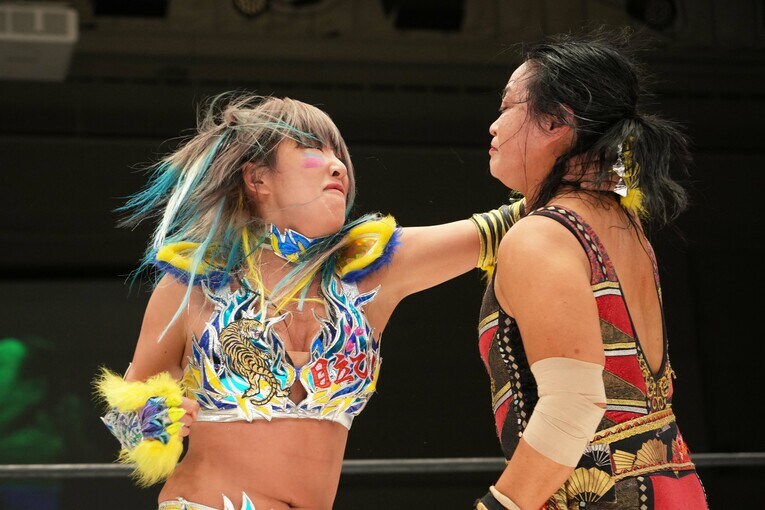 ウナギ・サヤカも里村明衣子にエルボーをかます　©Essei Hara