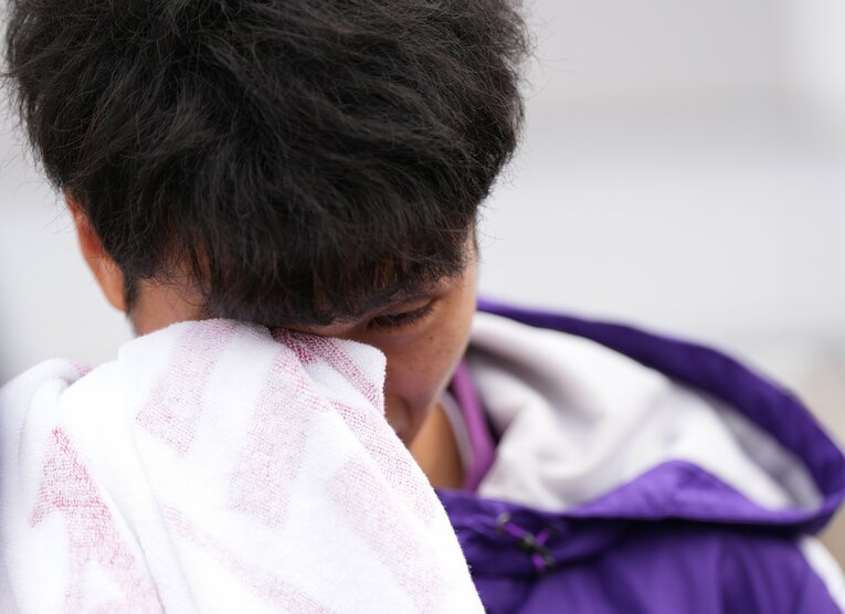 箱根駅伝2区を走り終え、涙をこらえきれなかった駒澤大主将の鈴木芽吹　©スポニチ／アフロ