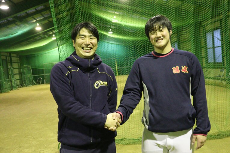 昨夏、エースとして最後まで堂々と戦った永海天真投手（右）と渡部監督　　©Yuki Kashimoto