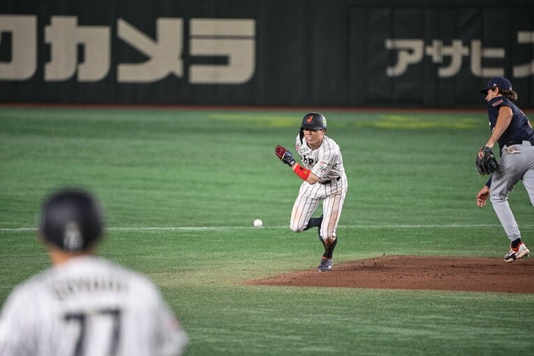 プレミア12米国戦、五十幡は相手の送球が乱れたのを見てすぐさま三塁へ　©Nanae Suzuki