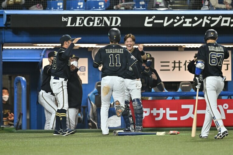 ベンチで伏見の祝福を受ける山崎。二人は現在日本ハムのチームメートだ　©︎Hideki Sugiyama