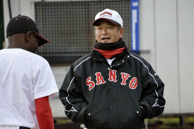 ジンバブエの選手を母校に招き、指導するおかやま山陽監督の堤尚彦。ジンバブエに初めて足を踏み入れたのは青年海外協力隊の隊員としてだった ／ photograph by KYODO