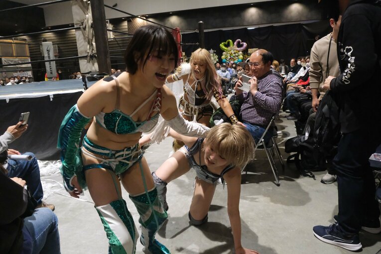 「他では見られない安納サオリだった」人気女子レスラー“3試合出ずっぱり”の凱旋興行に密着「体重が4kg減って…そりゃそうですよね」(28)