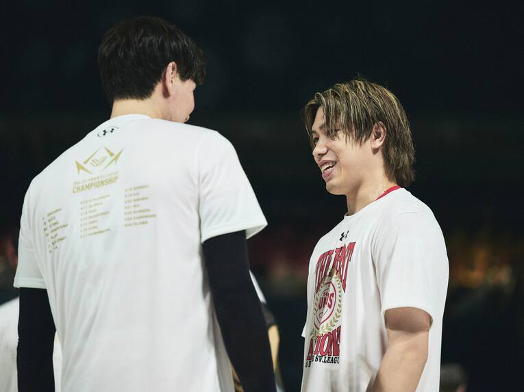 大宅真樹、高橋藍（サントリーサンバーズ大阪）　©︎Yuki Suenaga