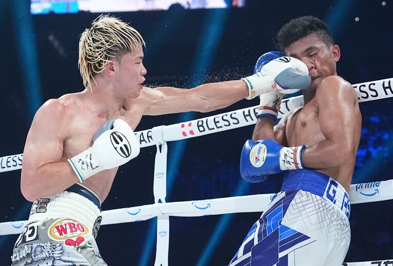 アシロの顔面に伸びのある左ストレートを突き刺す那須川天心　©Naoki Fukuda