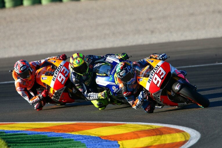 バレンシアGP後のテストで実現した、アレックス（右）、ロッシ（中央）との3ショット　©Satoshi Endo