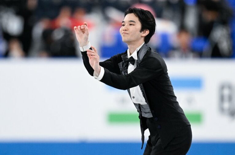 フリー『喜歌劇「こうもり」序曲』の冒頭、指揮のポーズをとる友野一希。今季はスポンサー探しもする試練の一年となったが、本人は… ／ photograph by Asami Enomoto