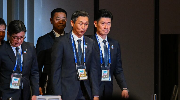 西口新監督（中央）と広池氏（右端）が姿を見せた西武との縁はつながらず　©Nanae Suzuki