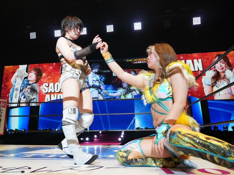 再戦を誓い合う両者。ベルトへの思いはさらに強まったと羽南　©Essei Hara