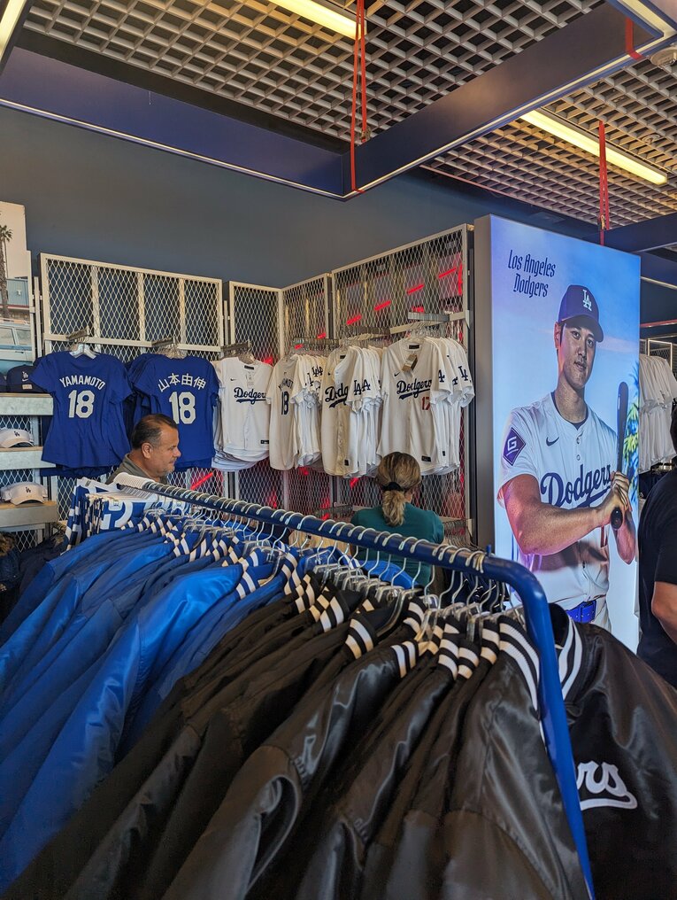 大谷・山本のユニフォームやTシャツが多数並ぶ　©Aki