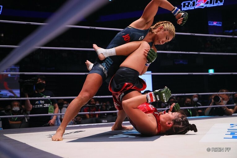 テイクダウンからRENAにパンチを落とす美憂　©RIZIN FF