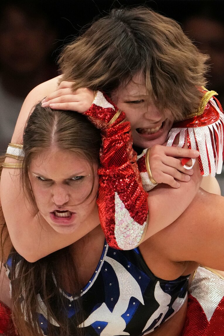 ボジラをスリーパーホールドで攻める林下詩美　©Masashi Hara