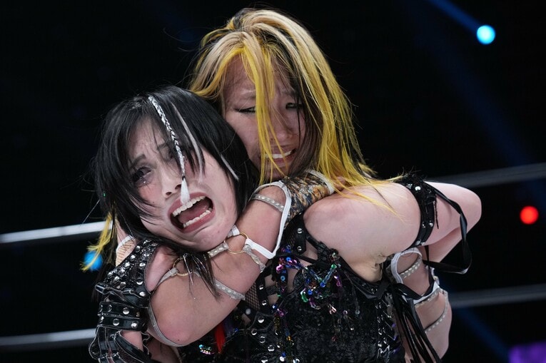 渡辺桃のチキンウィングフェイスロックに耐える上谷沙弥　©Essei Hara