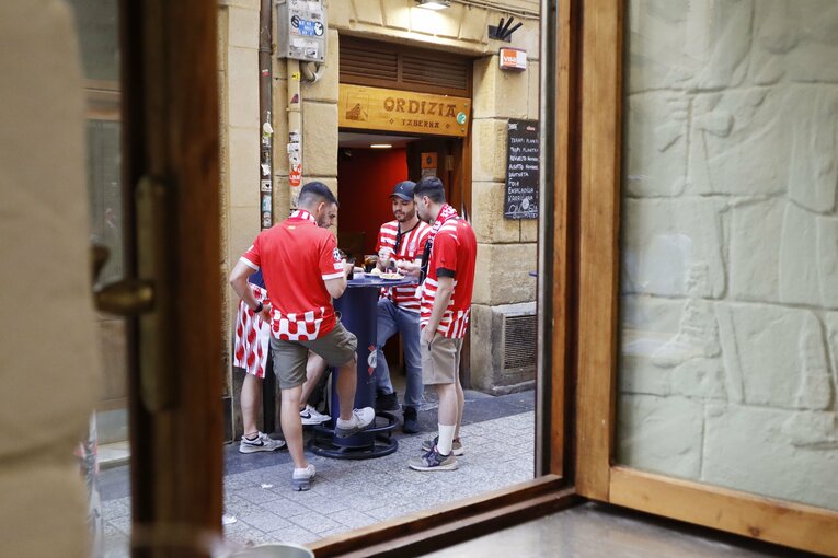 ピンチョス街にはジローナファンの姿も多くみられた　©Daisuke Nakashima