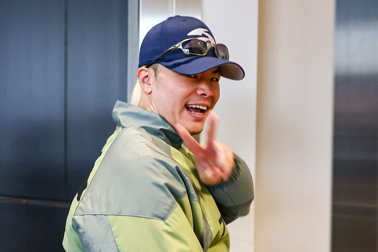 会場入りする那須川天心。カメラにピースをする余裕も　©Susumu Nagao