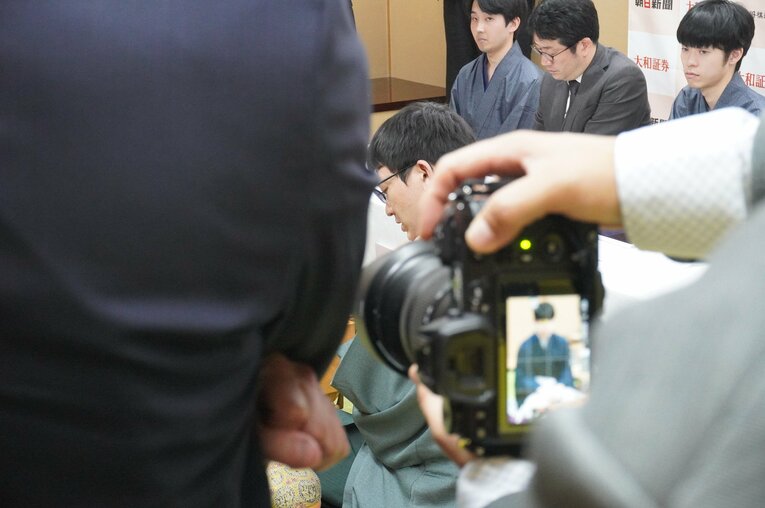 激闘後、2人は笑顔だった…映像では伝わり切らない名人戦第1局、2人の表情（10枚超）　©NumberWeb